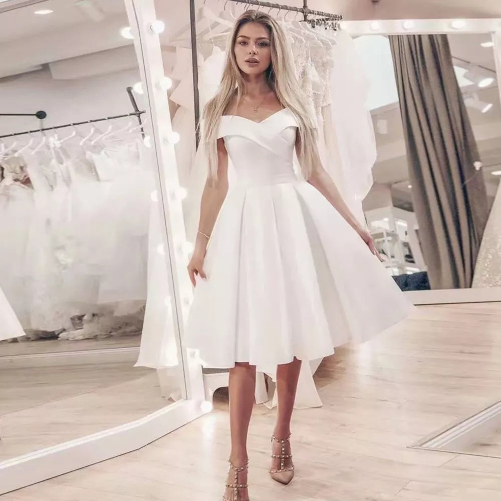 Abito da sposa corto estate fuori spalla semplice lunghezza del ginocchio in raso nuovo arrivo abiti da sposa da sposa