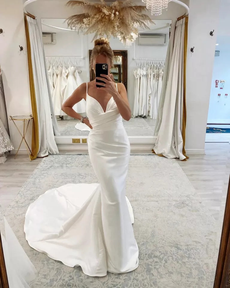 Semplice pieghe di raso senza maniche a V-Neck White Mermaid Wedding Abito da sposa Open Back Court Abito da sposa personalizzato