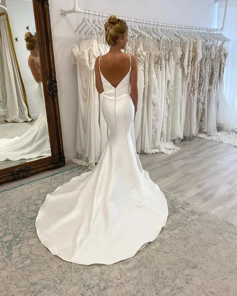 Semplice pieghe di raso senza maniche a V-Neck White Mermaid Wedding Abito da sposa Open Back Court Abito da sposa personalizzato