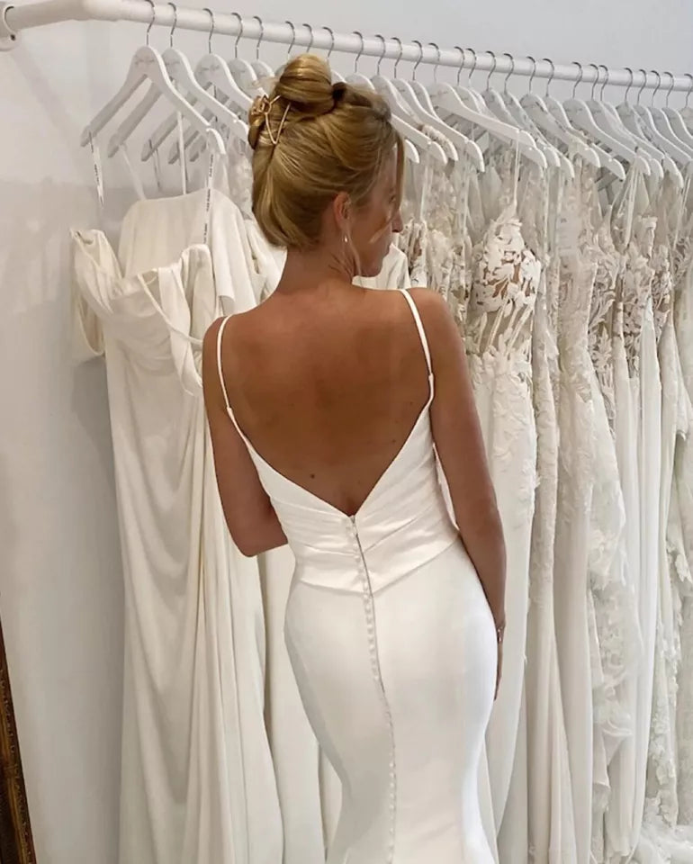 Robe de mariée sirène blanche en Satin plissée, col en v, sans manches, dos ouvert, avec traîne Court, sur mesure