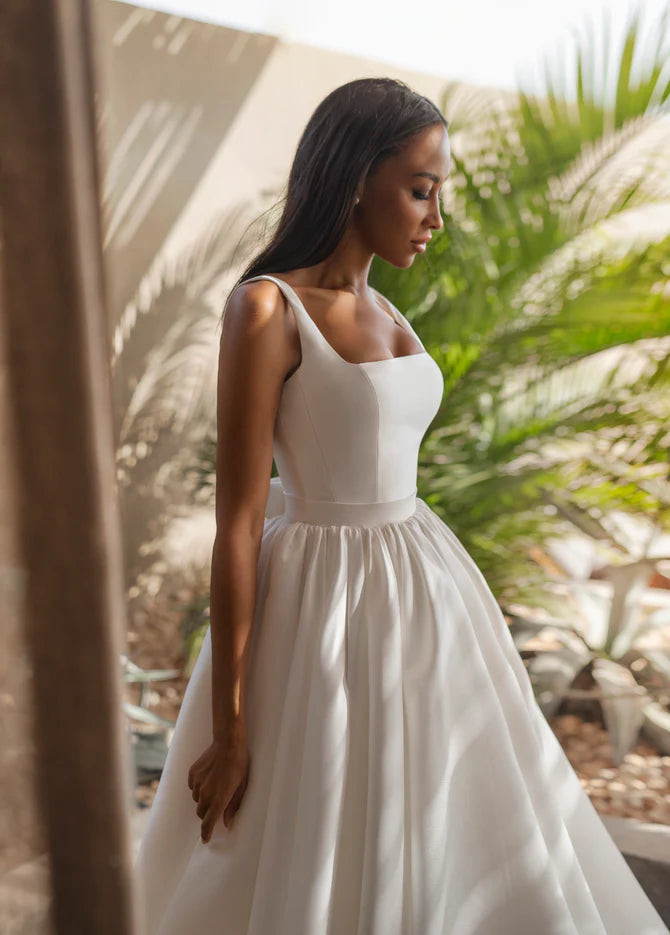 Robe de mariée Simple en crêpe, col carré, sans manches, avec fermeture éclair au dos, ligne a, avec traîne Court, sur mesure