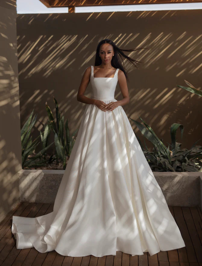 Robe de mariée Simple en crêpe, col carré, sans manches, avec fermeture éclair au dos, ligne a, avec traîne Court, sur mesure