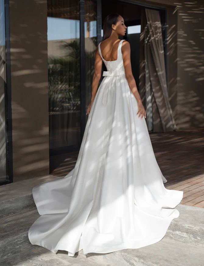 Simple Square-Neck Bow Crepe Sleeveless Simple Wedding Dress Zipper Back A-Line Court Train Bridal Gown Custom Made